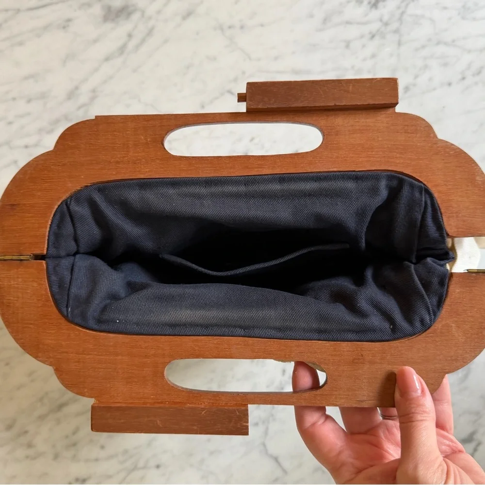 White Floral Embroidered Handbag with Wooden Handle - Picture 3 of 3